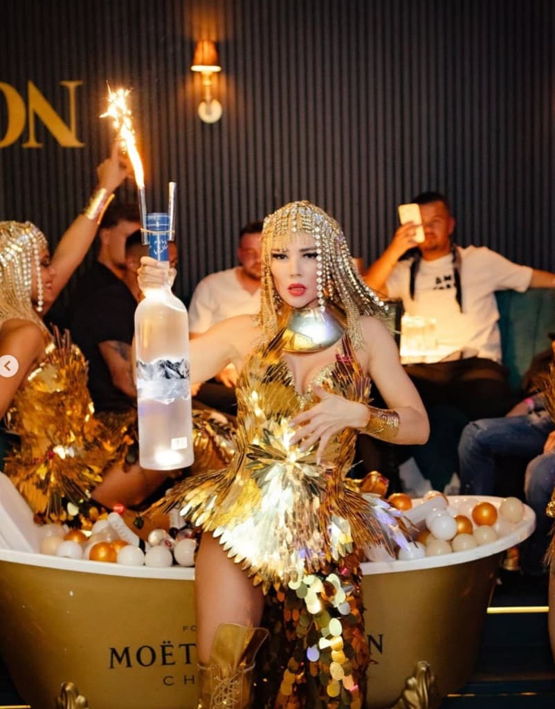 Bottle Service und Tischsetup im VIP-Bereich
